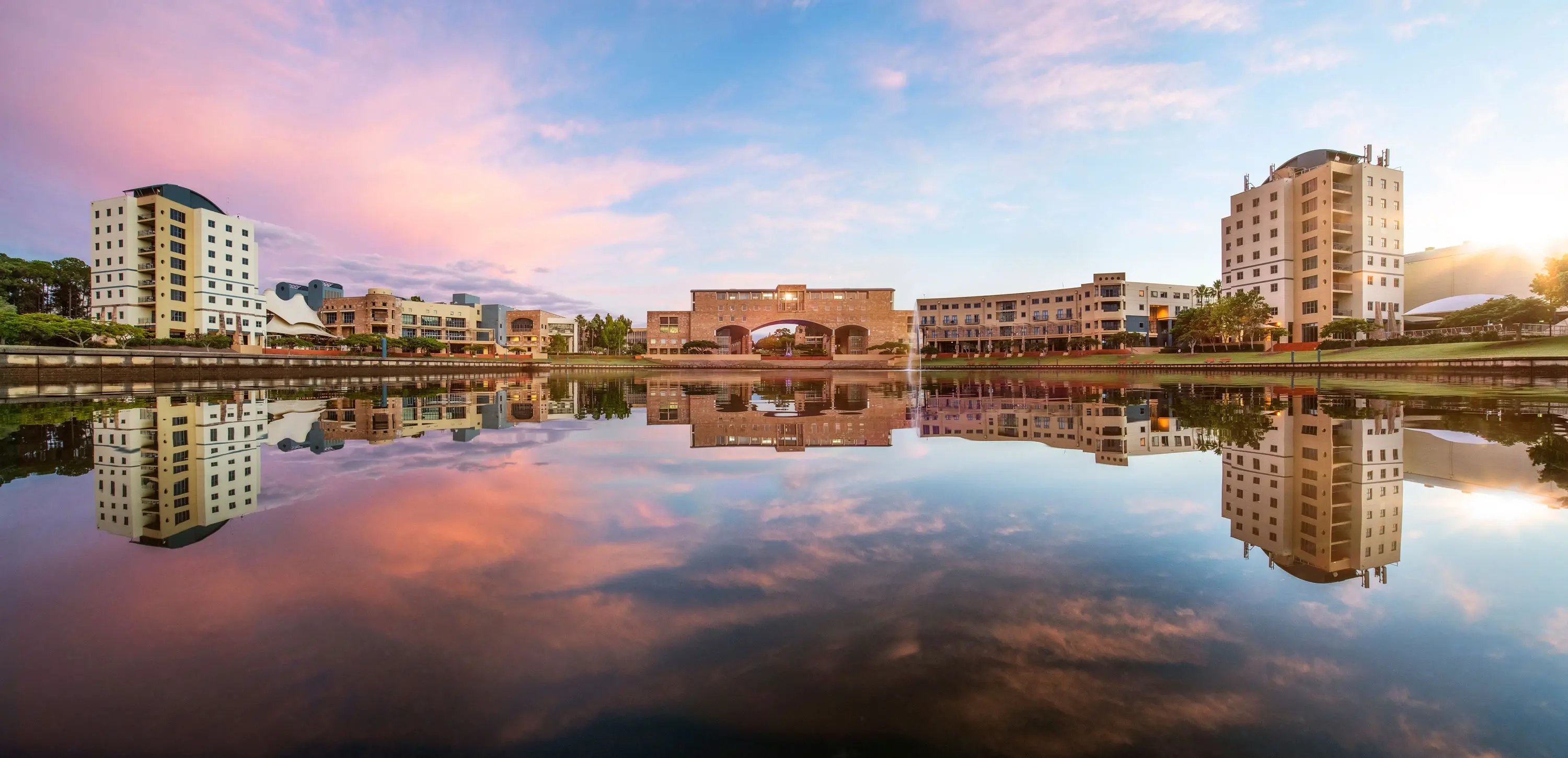 Der Campus der Bond University und sein stiller See 