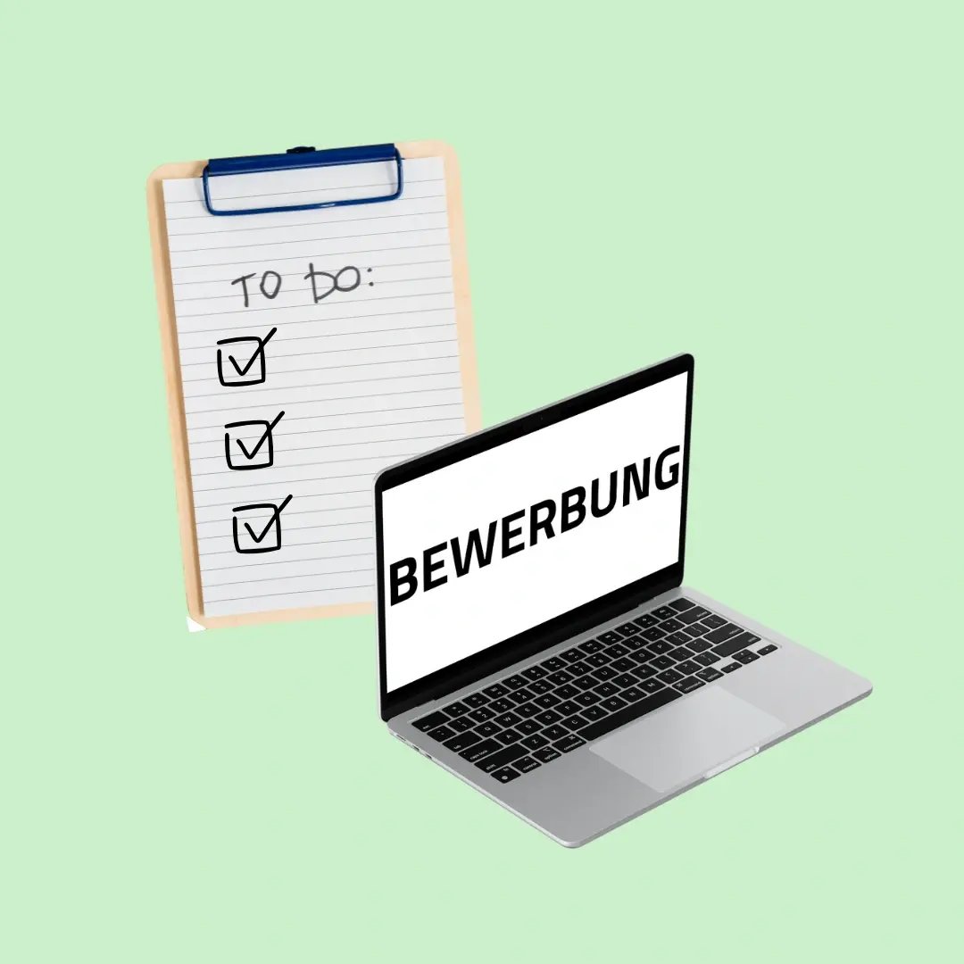 Laptop mit Aufschrift "Bewerbung", dahinter Klemmbrett mit abgehakter To-Do-Liste vor hellgrünem Hintergrund