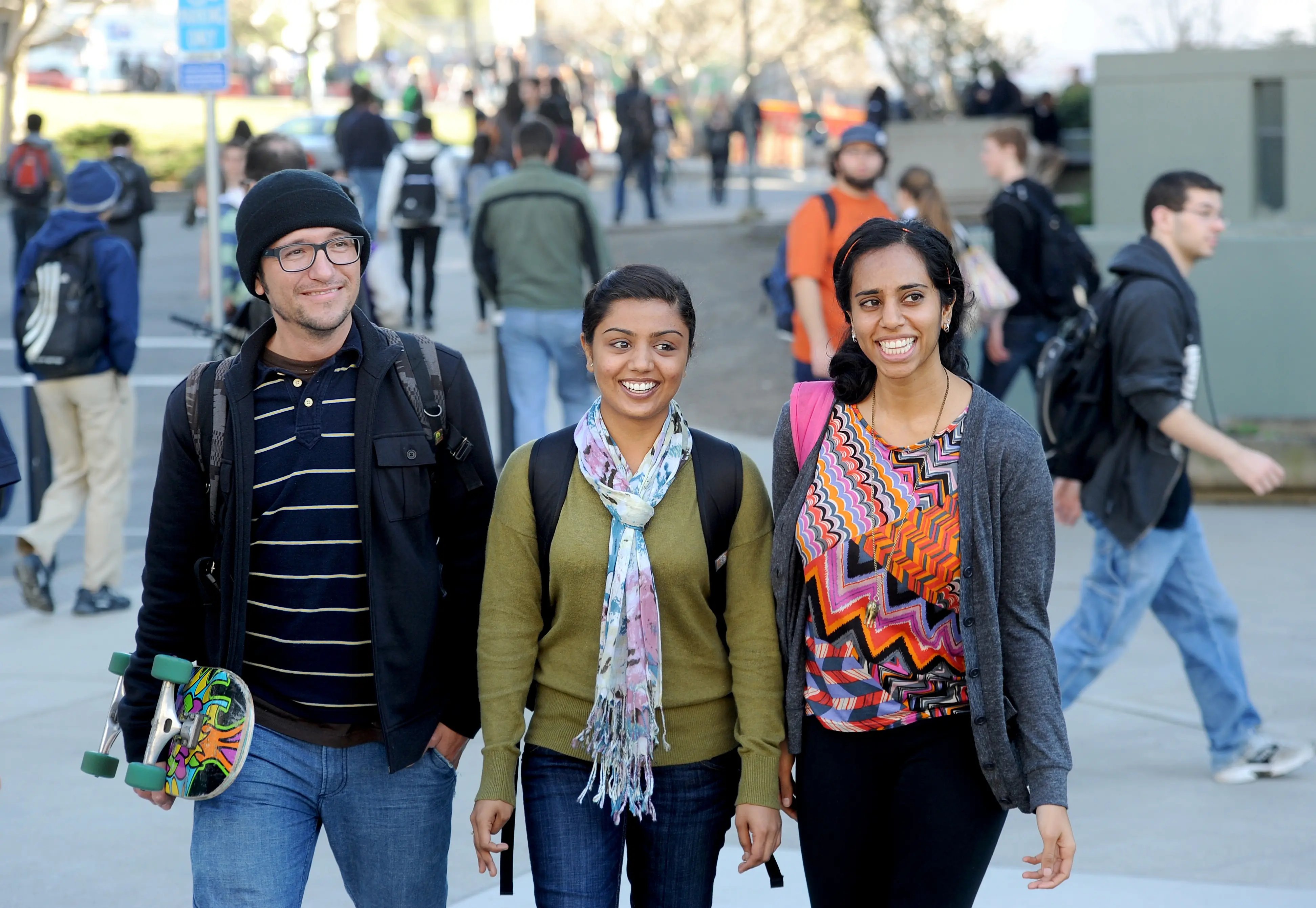 Drei Studierende der University of California, Berkeley lächeln