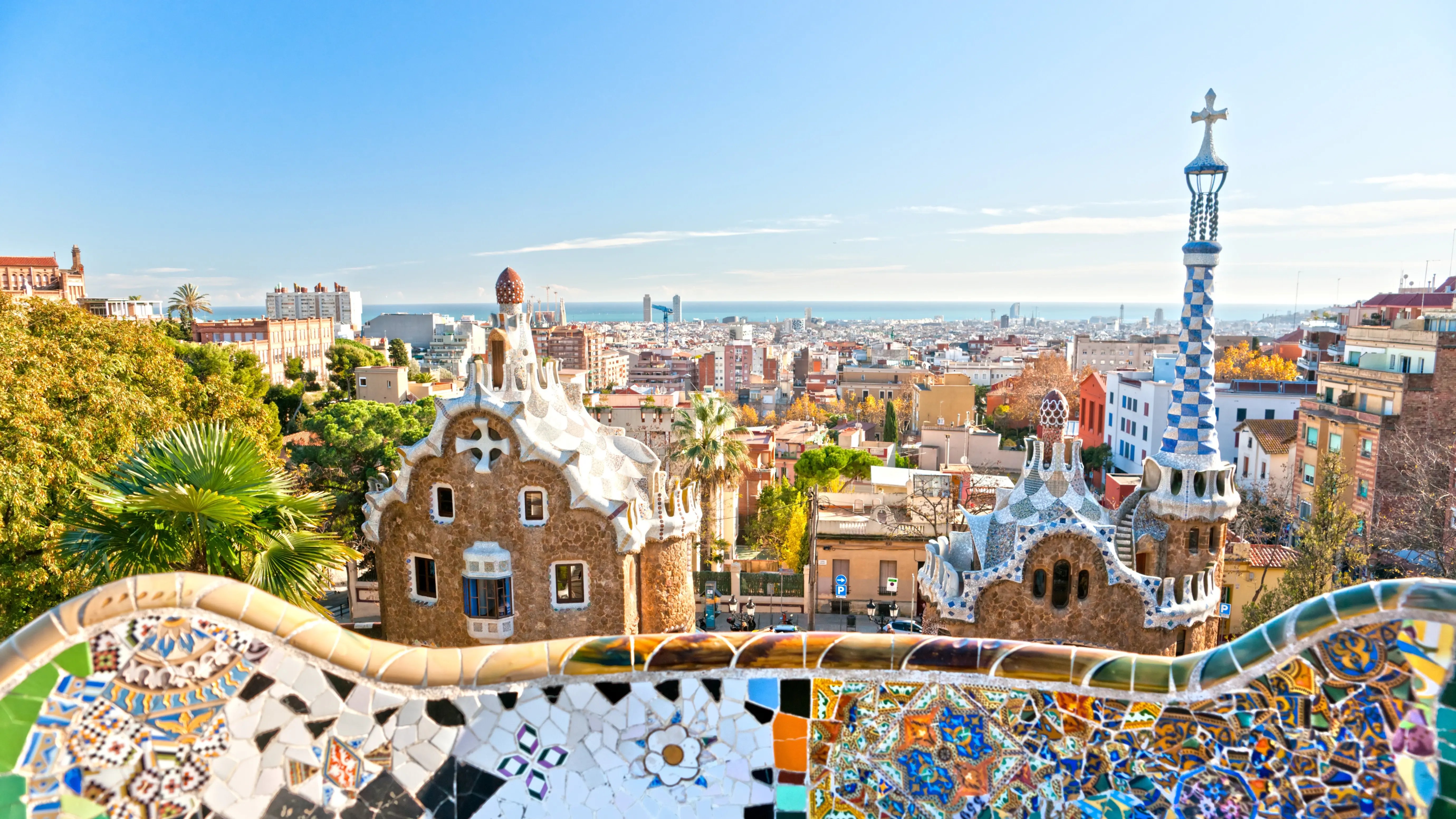 Blick auf Park Güell in Barcelona mit Stadtpanorama im Hintergrund. 