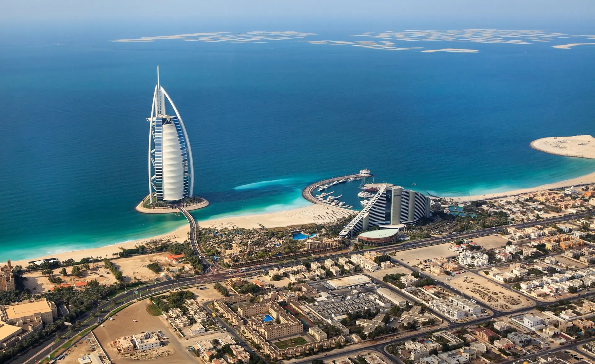 Luftaufnahme von Dubai mit Blick auf das Burj Al Arab und den Strand. 