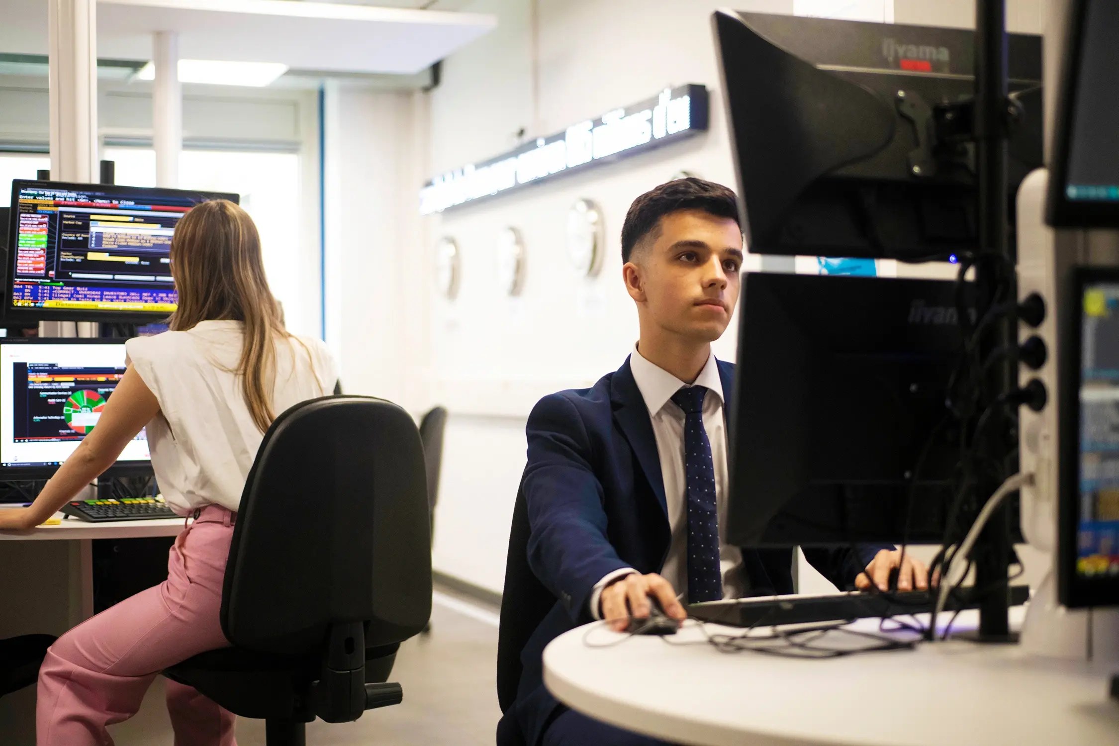 Studierende der Paris School of Business arbeiten am Computer. 