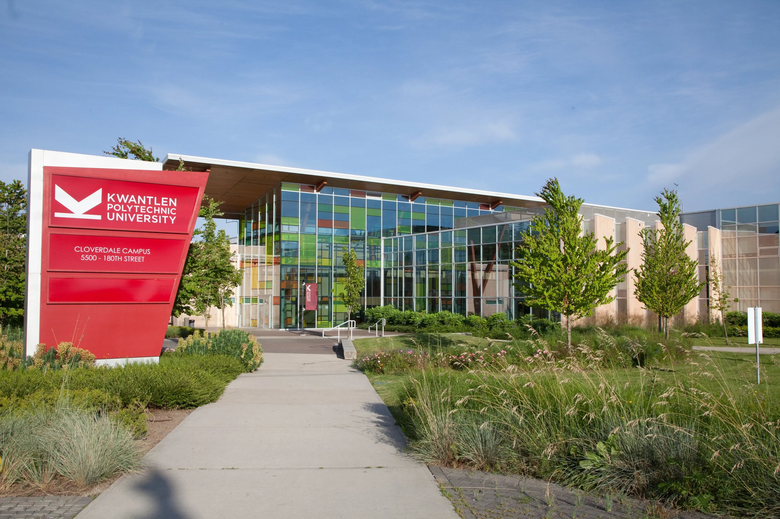Das moderne Universitätsgebäude der Kwantlen Polytechnic University in Kanada.