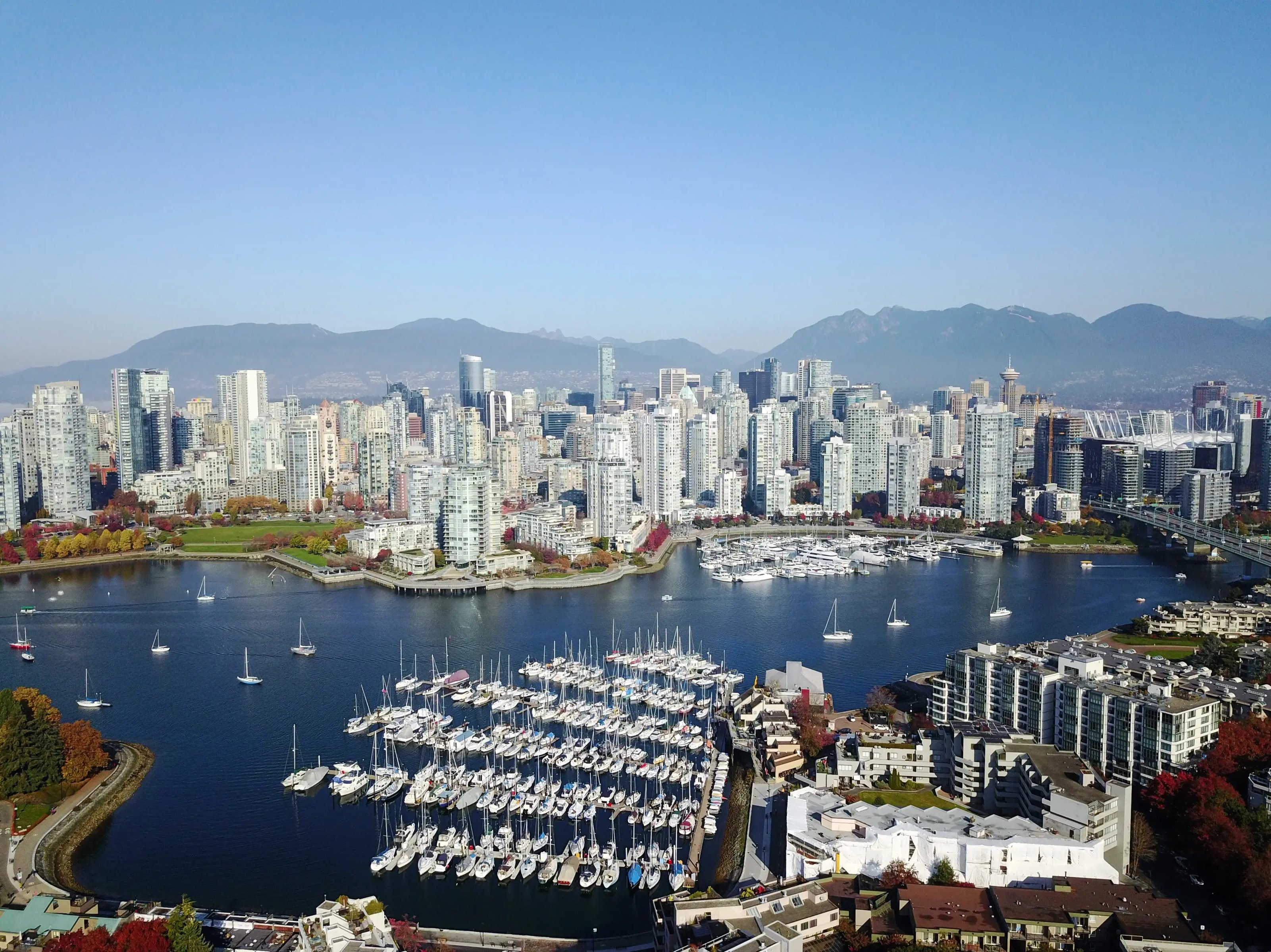 Kanada_VDie Hafenstadt Vancouver, Kanada mit den Bergen im Hintergrundancouver_BCIT_Studierende (6) (1)