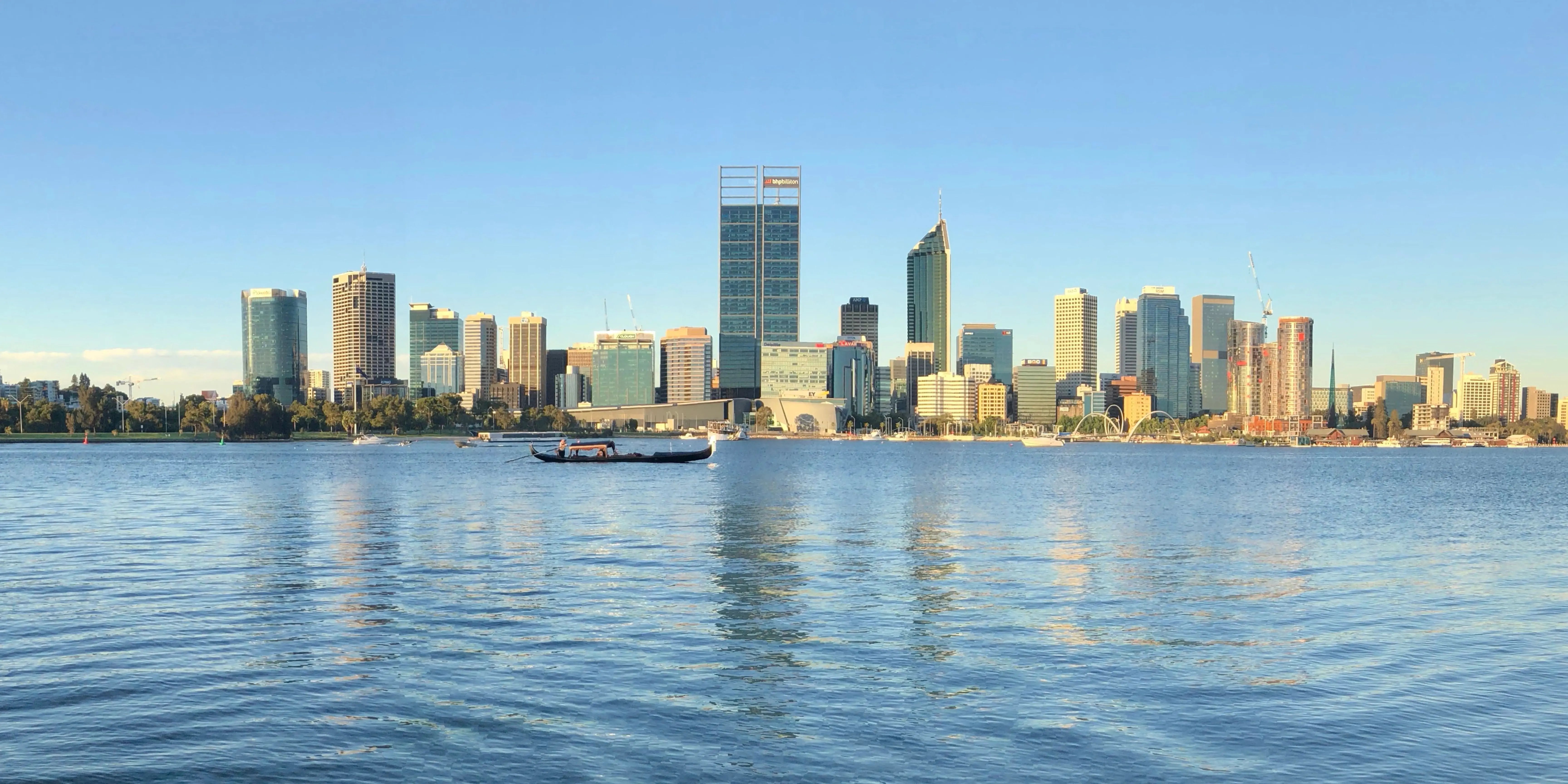 Skyline von Perth bei Sonnenuntergang.