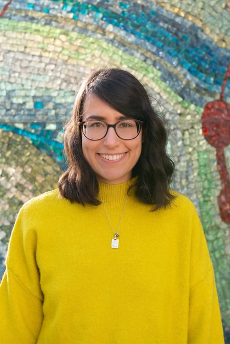Sabrina Gettinger, Online Marketing Manager bei IEC Online, vor einer bunten Mosaikwand. Sabrina Gettinger, Online Marketing Manager bei IEC Online, vor einer bunten Mosaikwand.