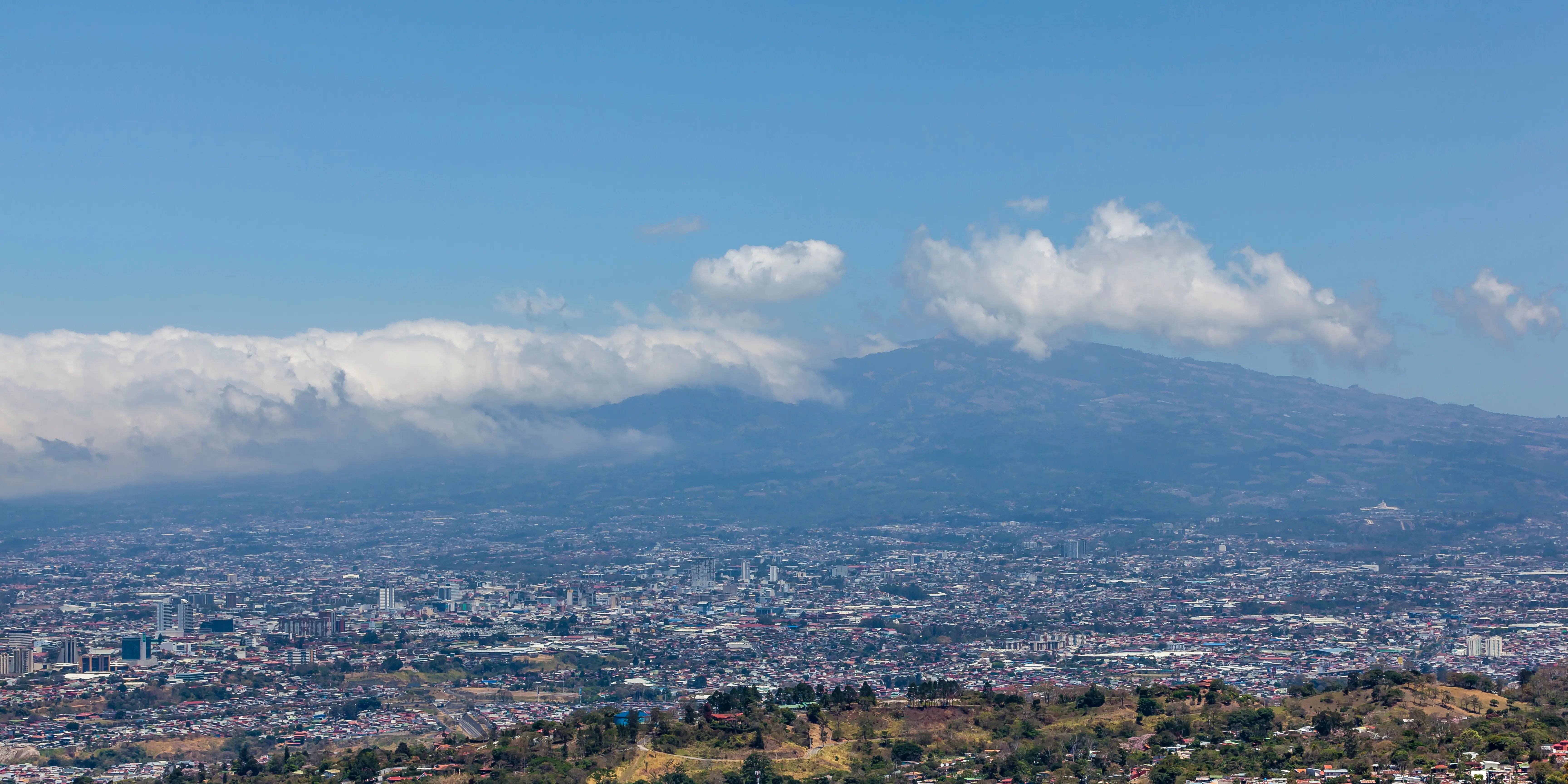 Große Aussicht auf die Stadt San Jose mit Bergen im Hintergrund