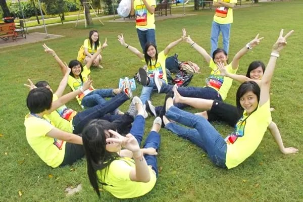 Eine Gruppe Studierende sitzt im Vorgarten der RMIT Vietnam