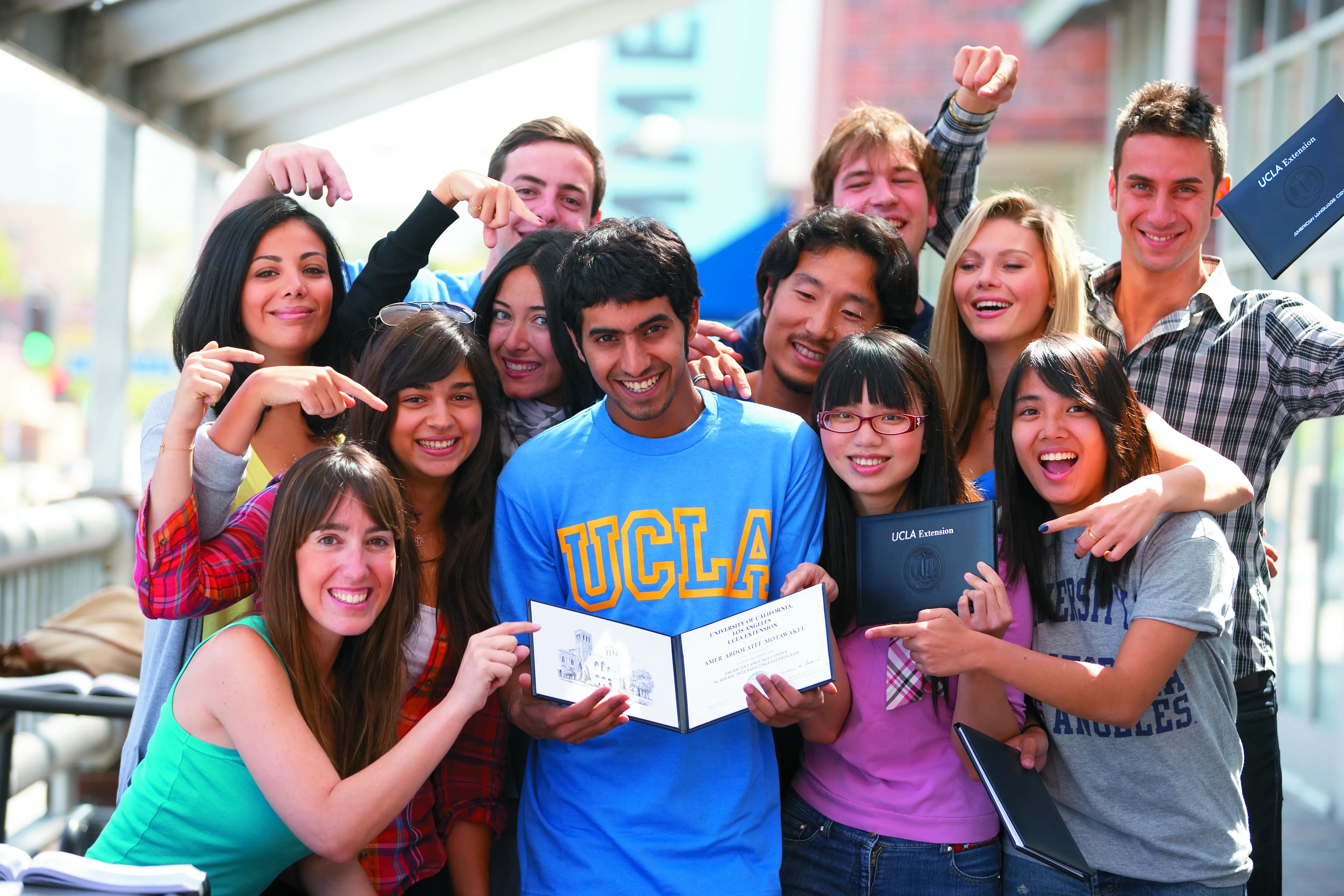 Glückliche Studierende der UCLA Extension feiern ihren Abschluss. 